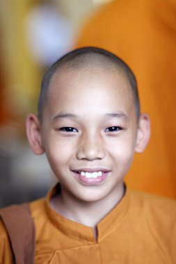 Phuoc Hue Budist tapınağı. Turuncu cüppeli bir keşişin portresi. Vietnam. 