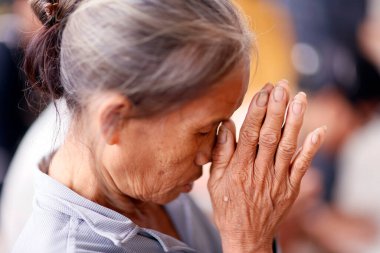 Phuoc Hue Budist tapınağı. Budist töreni. Buda 'ya dua eden kadın. Vietnam. 