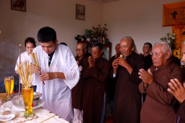  Budist bir ailede cenaze töreni. Merhum için dualar. Tan Chau. Vietnam. 