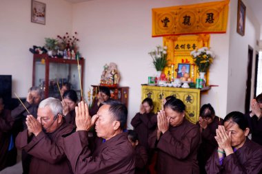  Budist bir ailede cenaze töreni. Merhum için dualar. Tan Chau. Vietnam. 