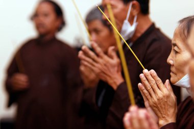  Budist bir ailede cenaze töreni. Merhum için dualar..