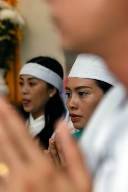  Budist bir ailede cenaze töreni. Merhum için dualar..