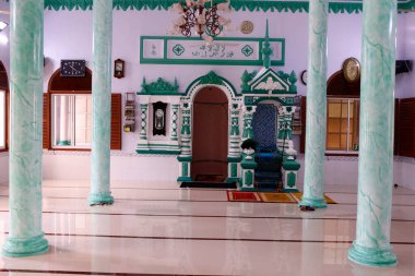 Mescid Nia 'mah camii. Minbar ve mihrab 'lı dua salonu. Vietnam. 