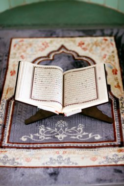 Mübarek camii. Tahta tezgahta Arapça Kur 'an aç. İslam 'ın sembolü. Vietnam. 