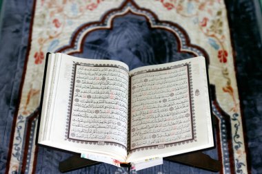 Mübarek camii. Tahta tezgahta Arapça Kur 'an aç. İslam 'ın sembolü. Vietnam. 