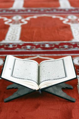 Mübarek camii. Tahta tezgahta Arapça Kur 'an aç. İslam 'ın sembolü. Vietnam. 