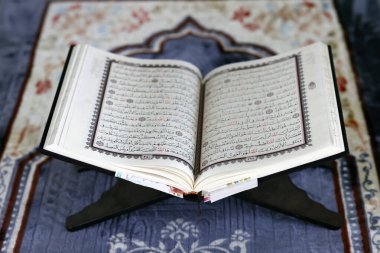 Mübarek camii. Tahta tezgahta Arapça Kur 'an aç. İslam 'ın sembolü. Vietnam. 