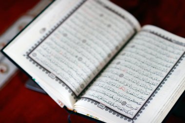 Mübarek camii. Tahta tezgahta Arapça Kur 'an aç. İslam 'ın sembolü. Vietnam. 