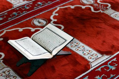 Mübarek camii. Tahta tezgahta Arapça Kur 'an aç. İslam 'ın sembolü. Vietnam. 