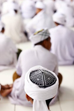 Arkadan bak. Jamiul Azhar Camii. Cuma namazı / duası. Camide namaz kılan Müslüman erkekler. Arkadan bak. Vietnam. 