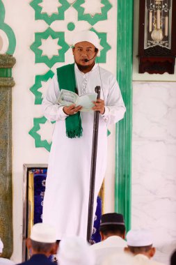 Jamiul Azhar Camii. Cuma namazı / duası. İmam 'dan vaaz. Vietnam. 