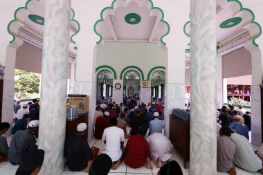 Jamiul Azhar Camii. Cuma namazı / duası. Camide namaz kılan Müslüman erkekler. Vietnam. 