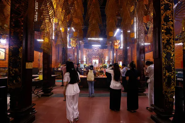 캔터베리 캔터베리 신자들은 향으로 기도합니다 있어요 베트남 — 스톡 사진