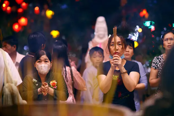 파고다 신자들은 지팡이로 부처님을 기도합니다 있어요 베트남 — 스톡 사진