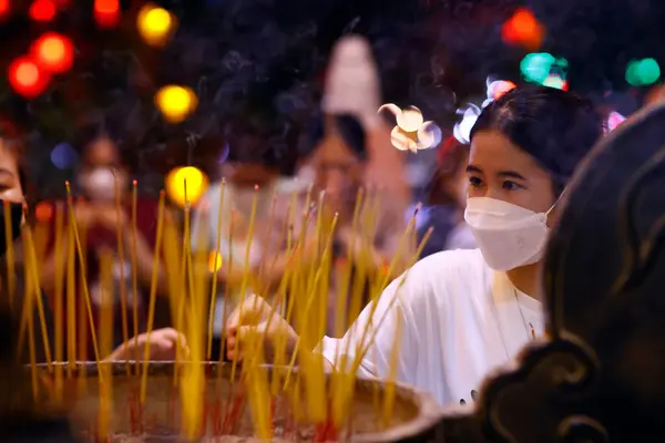 Quang Khanh Pagode Buddhistische Gläubige Beten Den Buddha Mit Räucherstäbchen — Stockfoto