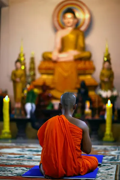Munirensay 승려들이 부처님을 기도합니다 있어요 베트남 — 스톡 사진