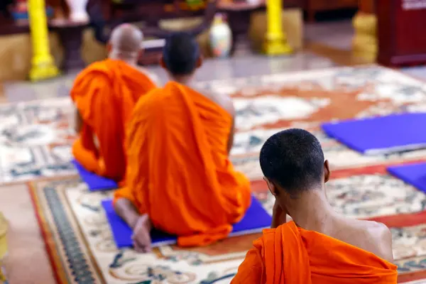 Munirensay 승려들이 부처님을 기도합니다 있어요 베트남 — 스톡 사진