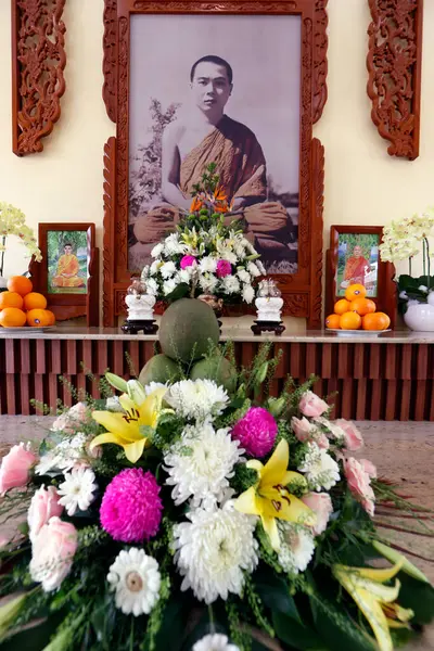 Buddhistische Pagode Phuoc Hue Altar Mit Opfergaben Blumen Vietnam — Stockfoto