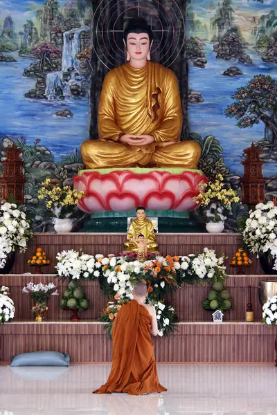 Buddhistische Pagode Phuoc Hue Shakyamuni Buddha Sitzt Der Meditationspose Unter — Stockfoto