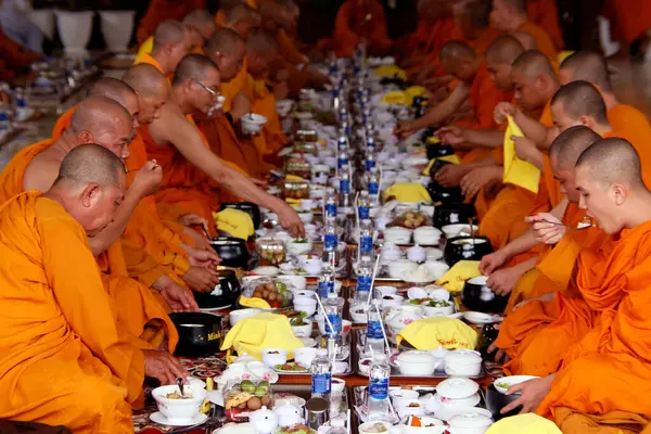 Phuoc Hue Boeddhistische Pagode Monniken Bij Boeddhistische Ceremonie Grote Zaal — Stockfoto