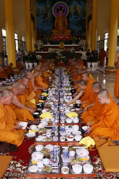 Phuoc Hue Boeddhistische Pagode Monniken Bij Boeddhistische Ceremonie Grote Zaal — Stockfoto