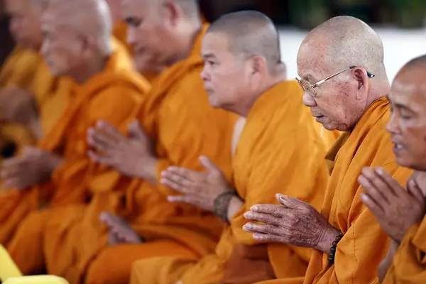 Pagode Bouddhiste Phuoc Hue Moines Cérémonie Bouddhiste Priant Dans Salle — Photo