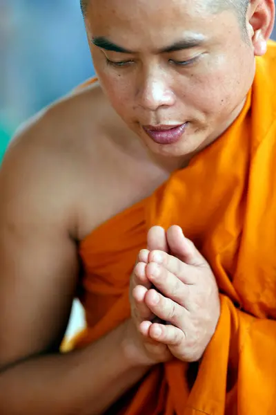 Pagode Bouddhiste Phuoc Hue Moine Cérémonie Bouddhiste Priant Dans Salle — Photo