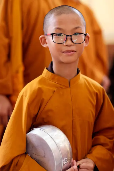 Pagode Bouddhiste Phuoc Hue Portrait Moine Novice Robe Orange Viêt — Photo