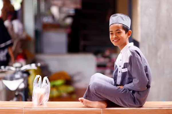 Lachende Moslim Jongen Thuis Portret — Stockfoto