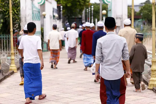 Cham Gemeenschap Komen Mannen Uit Moskee Achtergrondinformatie — Stockfoto