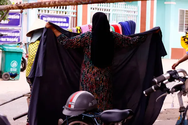 Marché Rue Femme Vendant Des Vêtements Islamiques Viêt Nam — Photo