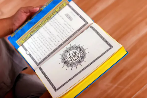 Islamitische School Leraar Met Open Heilige Koran Handen Vietnam — Stockfoto
