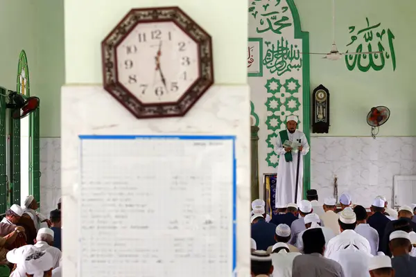 Jamiul Azhar Moskee Het Vrijdaggebed Salat Moslimmannen Bidden Moskee Vietnam — Stockfoto