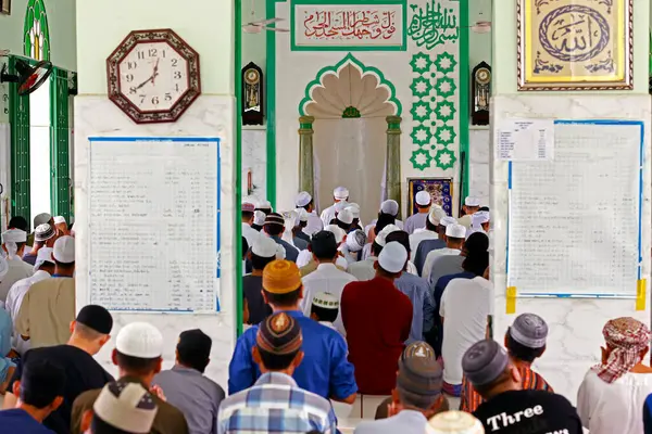 Jamiul Azhar Moskee Het Vrijdaggebed Salat Moslimmannen Bidden Moskee Vietnam — Stockfoto