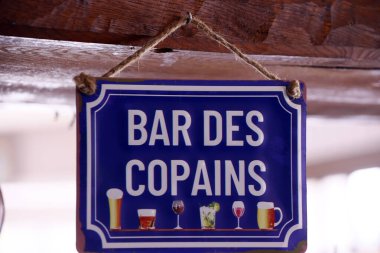 Bar des copains işareti. Mutlu saatleri olan arkadaşlar için bar.