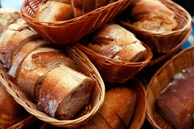  Masada baget dilimleri olan bir sepet. Restoran.