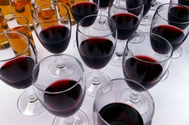 Açık büfe. Masadaki kırmızı şarap kadehleri. Fransa. 