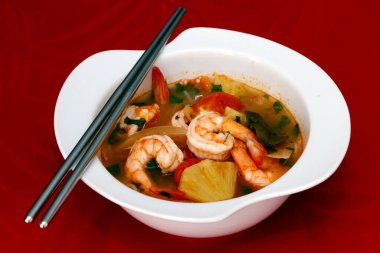 Bir kase baharatlı Tayland Tom Yum Çorbası ve karides..