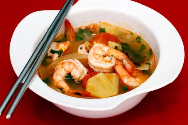 Bir kase baharatlı Tayland Tom Yum Çorbası ve karides..