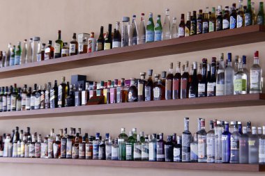 Barda bir sürü şişe var. Kokteyl ve alkol.. 