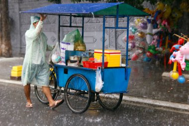 Muson mevsimi. Şiddetli yağmur ve su yolda kesiliyor.  