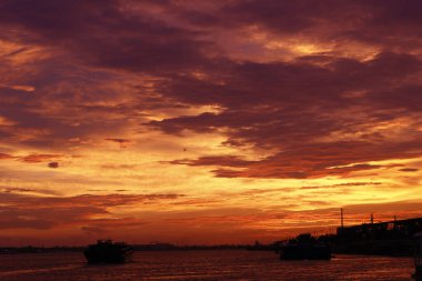 Gün batımında turuncu bulutlar ve gökyüzü. 