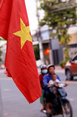 Vietnam bayrağı ve scooter. Günlük yaşam. 