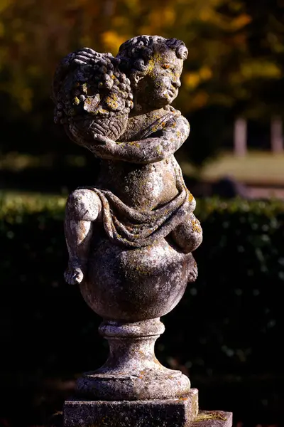 Parktaki küçük bir çocuğun heykeli.. 