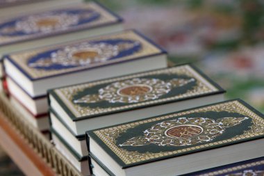 Şeyh Zayed 'in Ulu Camii, Abu Dabi' deki Kur 'an kopyalarının ayrıntıları. Birleşik Arap Emirlikleri. 