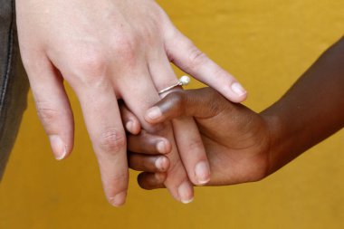 Siyah beyaz el. Çocuklu bir yetişkin. Kongo Brazzaville. 