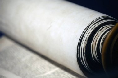 İsviçre Yahudi Müzesi. Basel. İbranice yazılmış eski Tevrat parşömeni. Yakın plan. İsviçre. 