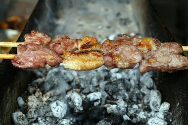 Barbeküde brochettes de viandemeat şişleri. Çin. 