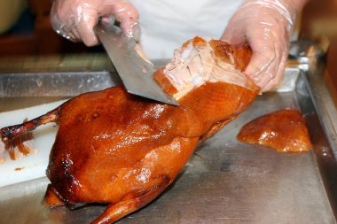 Pekin ördeği Çin restoranında servis ediliyor. Çin. 