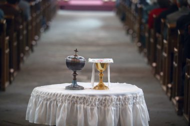 Katolik ayini. Pekin 'deki Aziz Joseph Kilisesi' nde ayin.. 